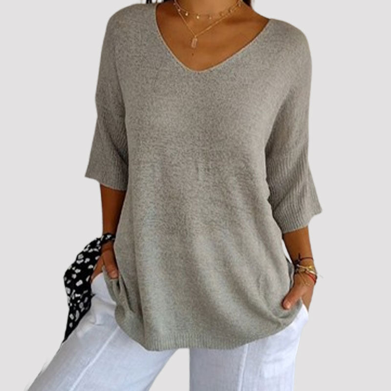 Single coloured knitted top with v-neck
