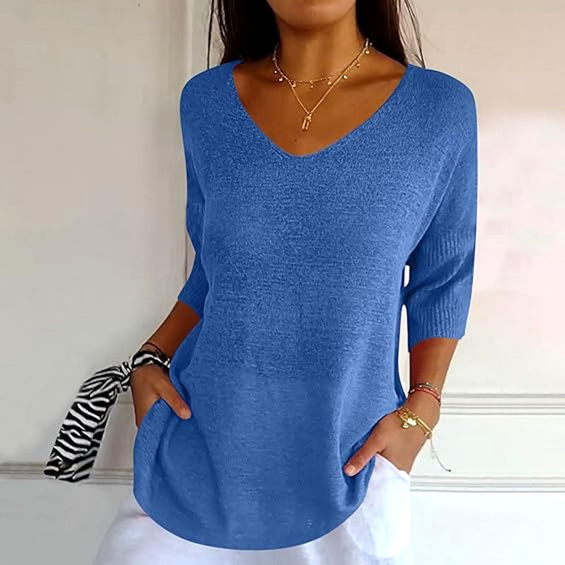 Single coloured knitted top with v-neck