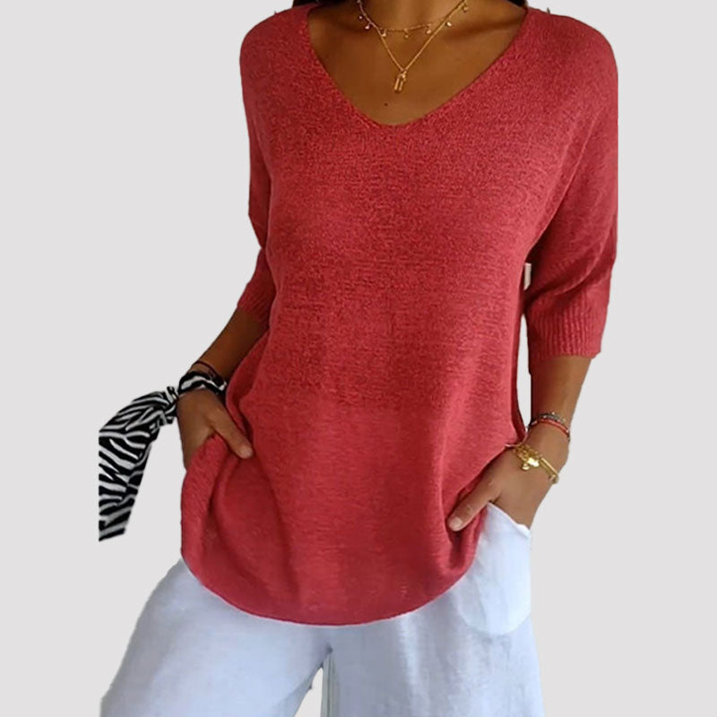 Single coloured knitted top with v-neck