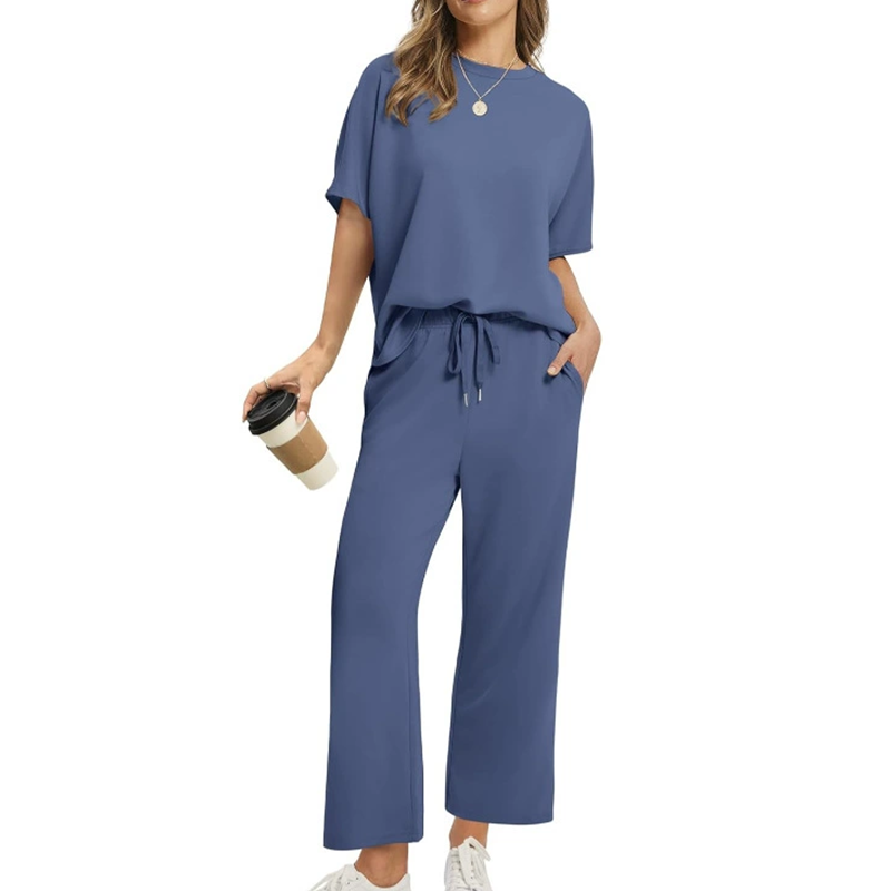Comfortable women's 2-piece set: stretchy top & pants – timeless combinations