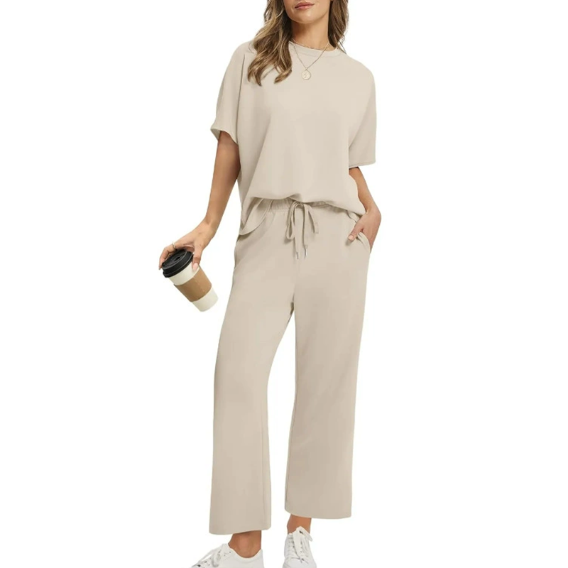 Comfortable women's 2-piece set: stretchy top & pants – timeless combinations