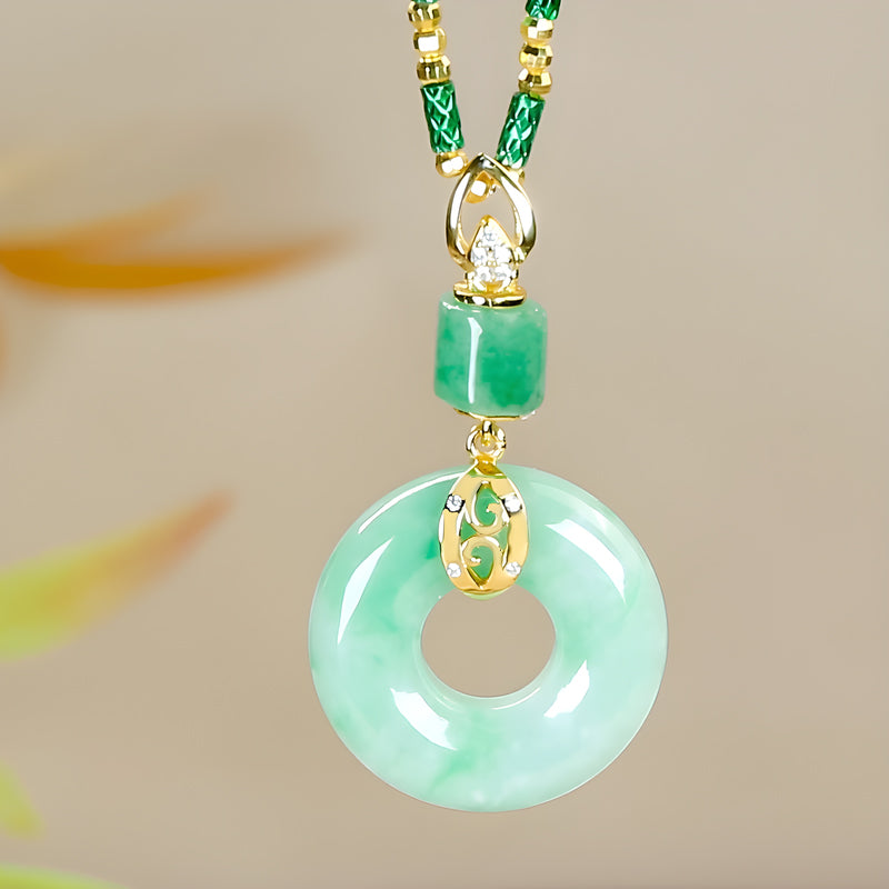 Round pendant with jade look – timeless symbol of harmony and balance 💚🌿