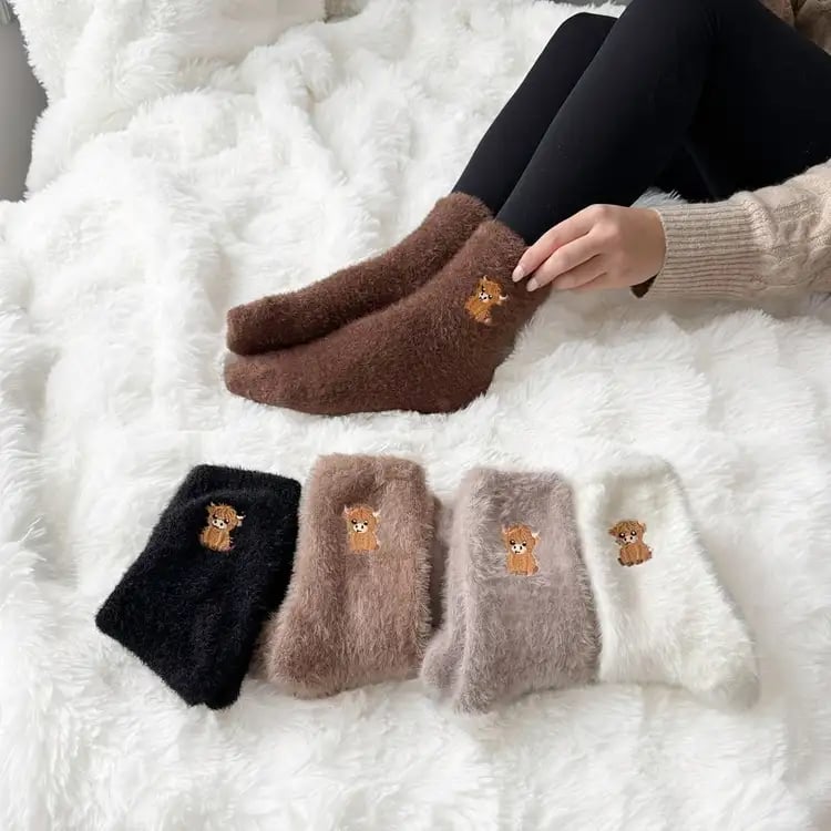 🧦Ultra-warm for cold days🐮Fuzzy highland cow socks