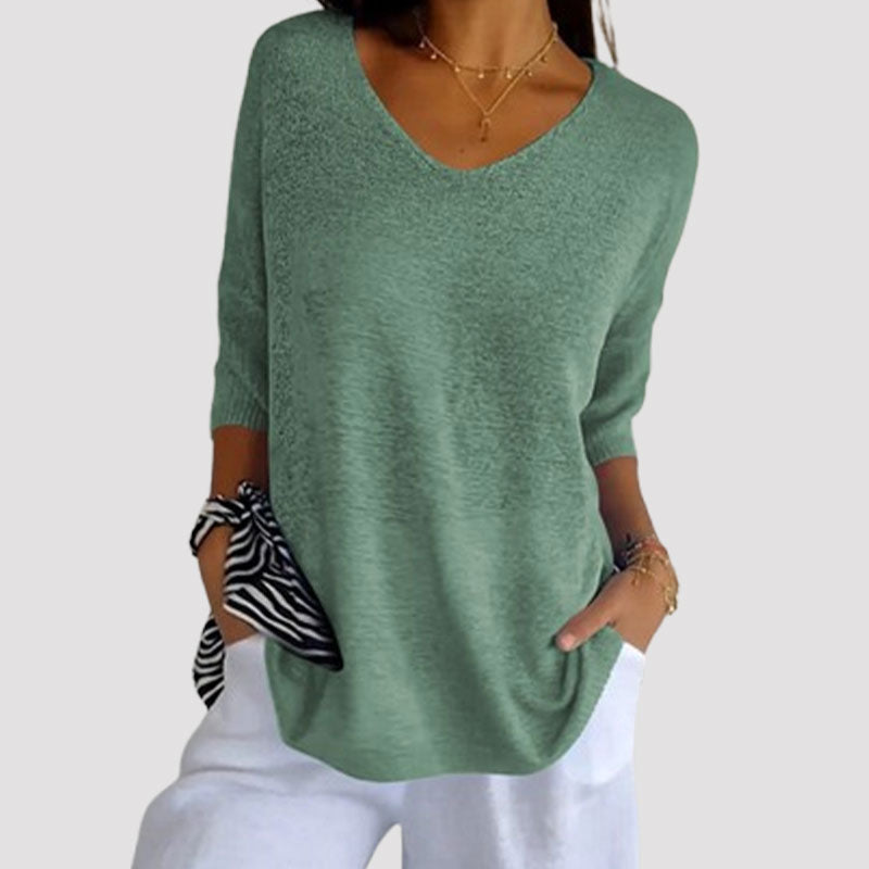 Single coloured knitted top with v-neck