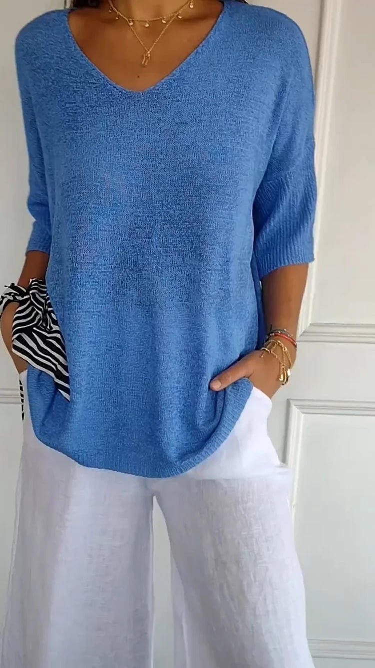 Single coloured knitted top with v-neck
