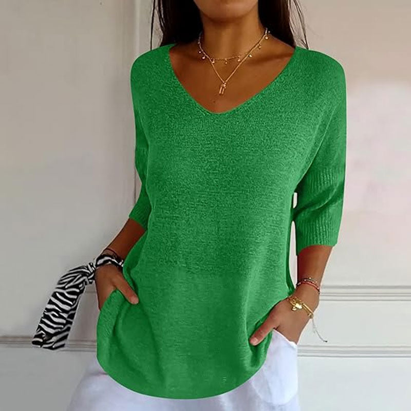 Single coloured knitted top with v-neck