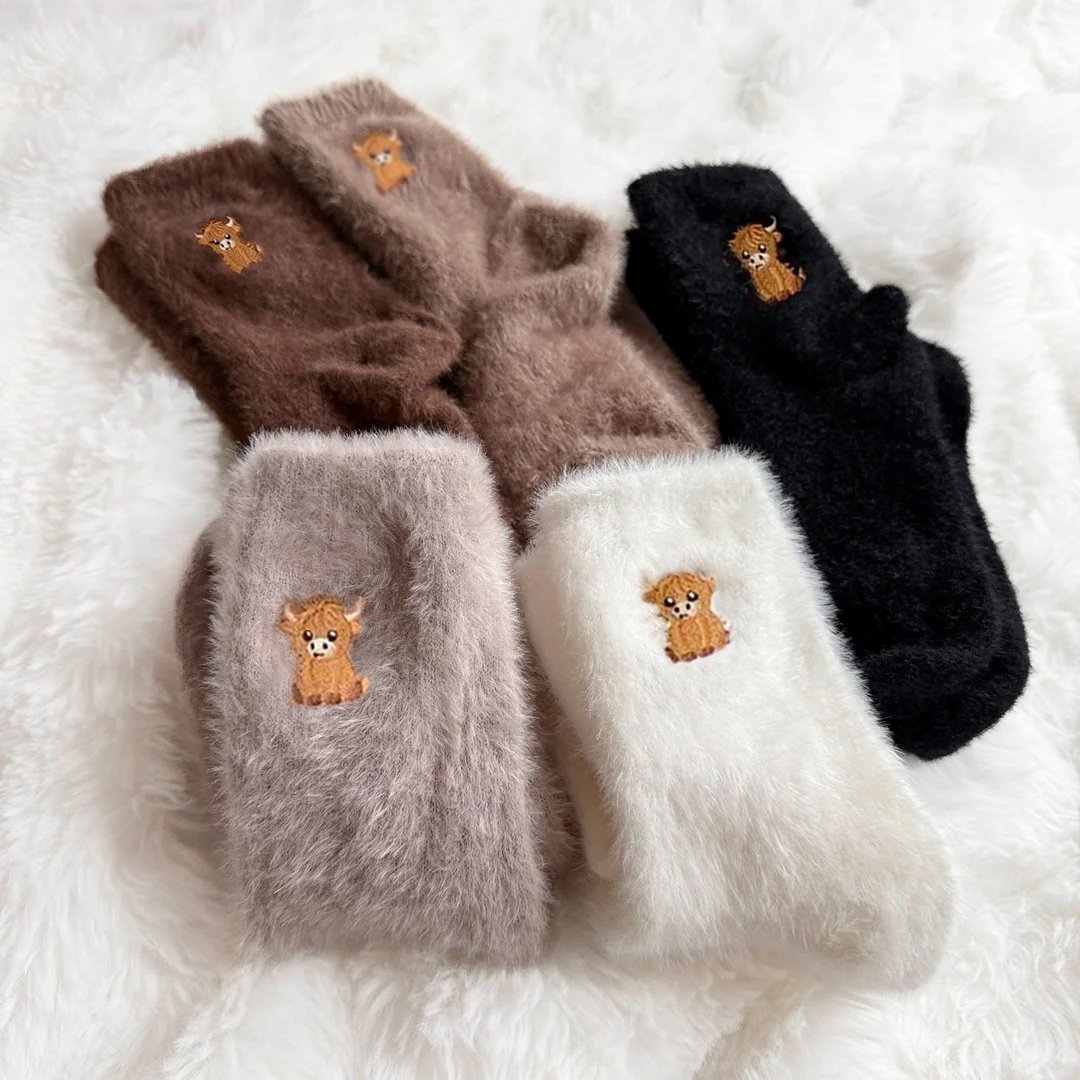 🧦Ultra-warm for cold days🐮Fuzzy highland cow socks