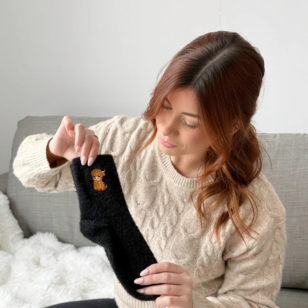 🧦Ultra-warm for cold days🐮Fuzzy highland cow socks