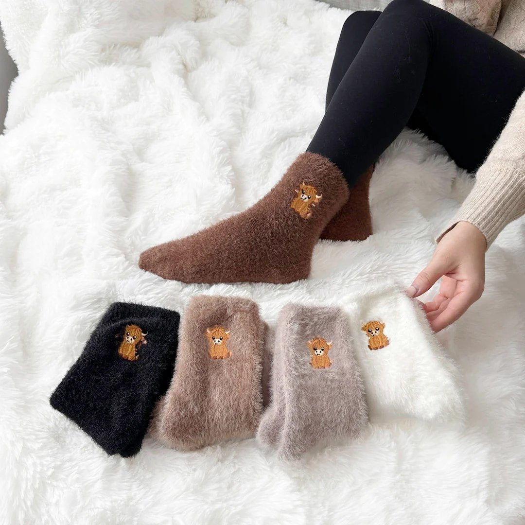 🧦Ultra-warm for cold days🐮Fuzzy highland cow socks