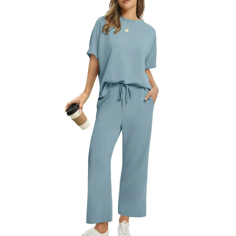 Comfortable women's 2-piece set: stretchy top & pants – timeless combinations