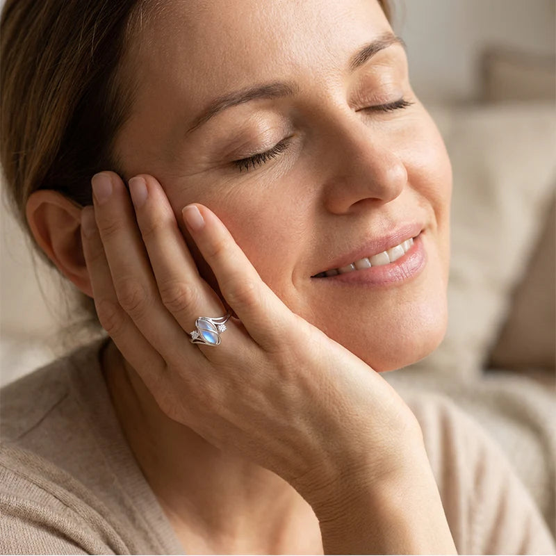 💍Geometric Oval Moonstone Ring with Zirconia Accents – Mystical, Sparkling & Timelessly Elegant!