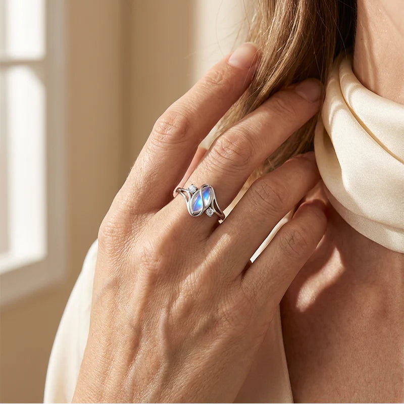 💍Geometric Oval Moonstone Ring with Zirconia Accents – Mystical, Sparkling & Timelessly Elegant!
