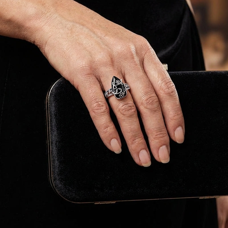 💎 BOHEMIAN VINTAGE RING! 💎 Floral Vine Design, Black Teardrop Gem & Sparkling Accents for Timeless Elegance✨