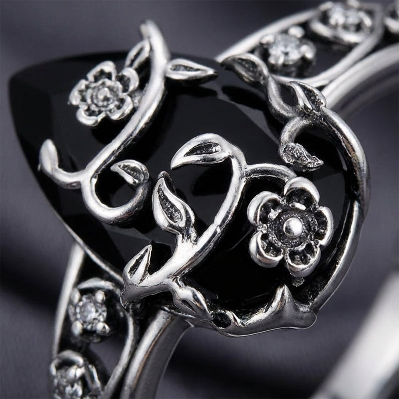 💎 BOHEMIAN VINTAGE RING! 💎 Floral Vine Design, Black Teardrop Gem & Sparkling Accents for Timeless Elegance✨